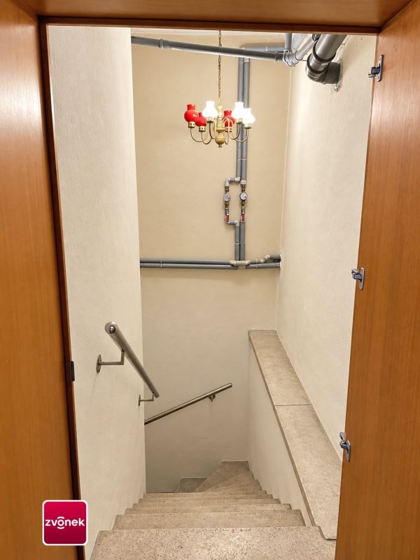 Pronájem vybavené restaurace 165 m² se salonky a sklípkem v Otrokovicích