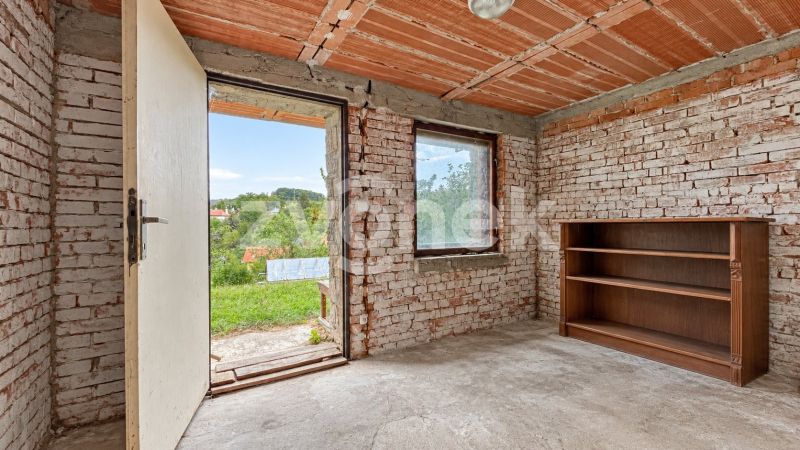 Domek k dokončení s možností rozšíření, pozemkem přes 1 000 m² a nádherným výhledem – Jaroslavice u Zlína