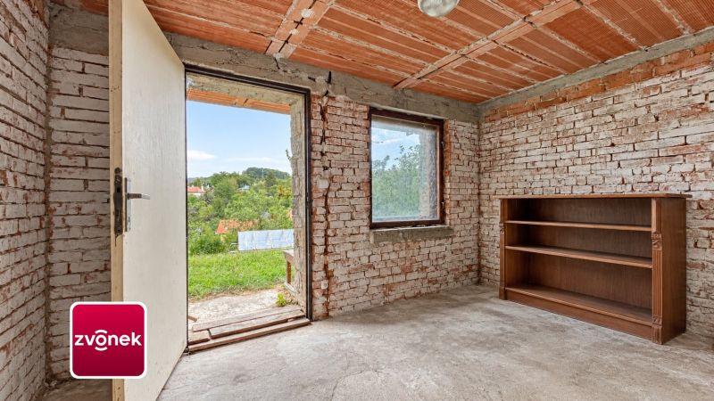 Domek k dokončení s možností rozšíření, pozemkem přes 1 000 m² a nádherným výhledem – Jaroslavice u Zlína