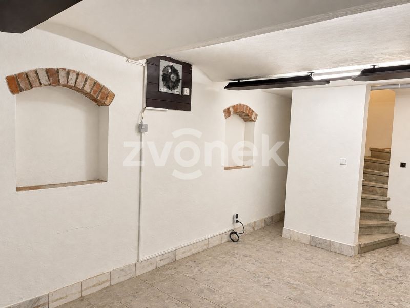 Pronájem vybavené restaurace 165 m² se salonky a sklípkem v Otrokovicích