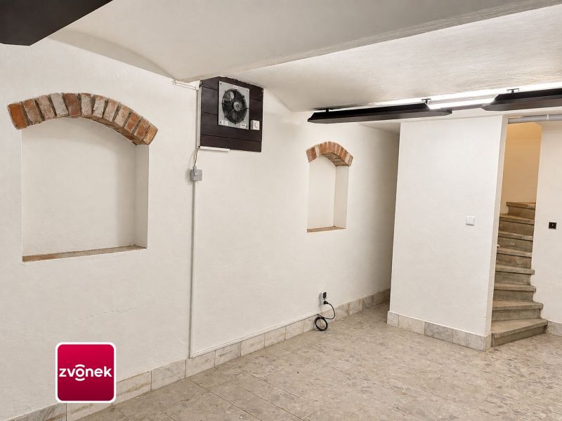 Pronájem vybavené restaurace 165 m² se salonky a sklípkem v Otrokovicích