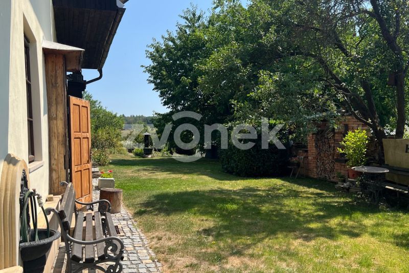 Kouzelný domov s uměleckým duchem, saunou a slunnou zahradou v Lechoticích