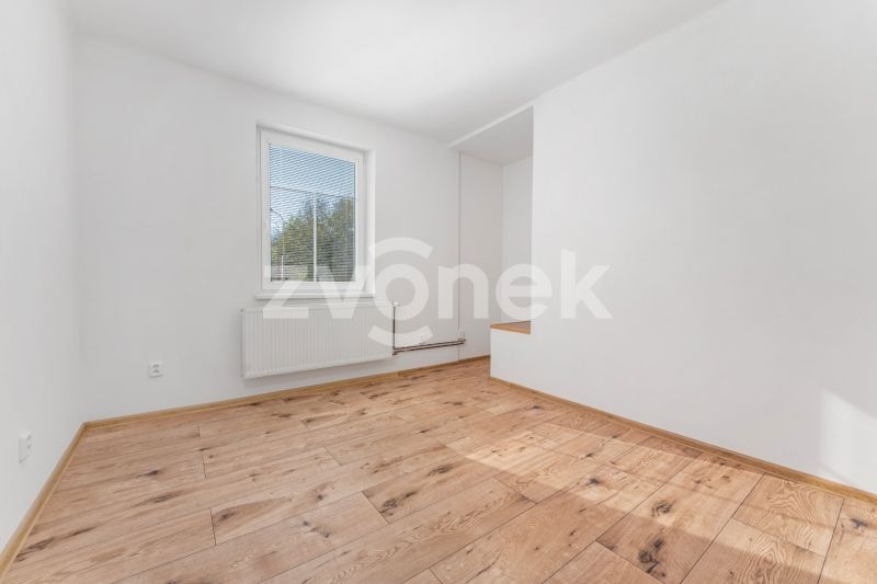Zrekonstruovaný půldomek s parkováním pro 2 auta