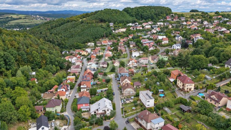 Domek k dokončení s možností rozšíření, pozemkem přes 1 000 m² a nádherným výhledem – Jaroslavice u Zlína