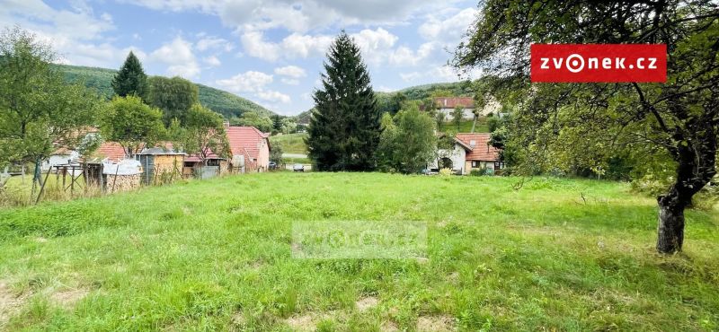 Prodej stavebního pozemku 6 443 m², Březůvky