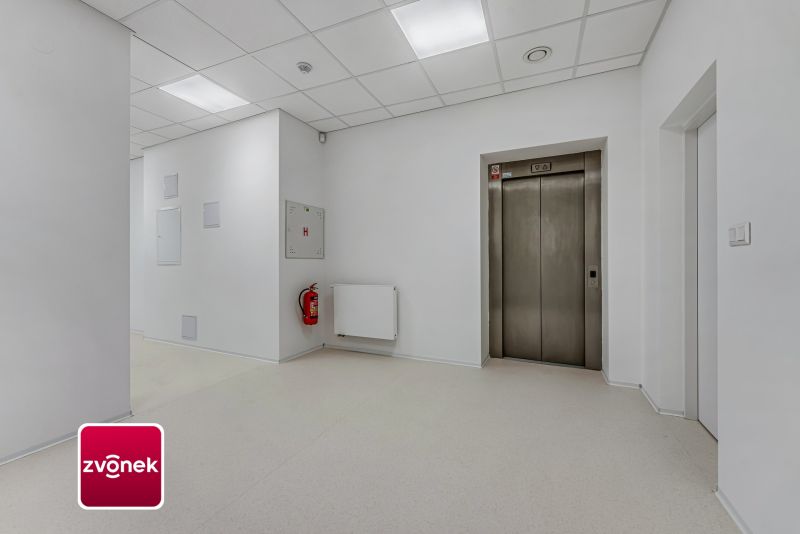 Pronájem nebytových prostor 108 m² + až 4x parkovací stání, ulice Rašínova, Zlín