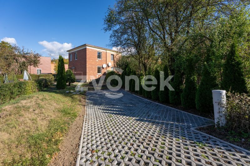 Zrekonstruovaný půldomek s parkováním pro 2 auta