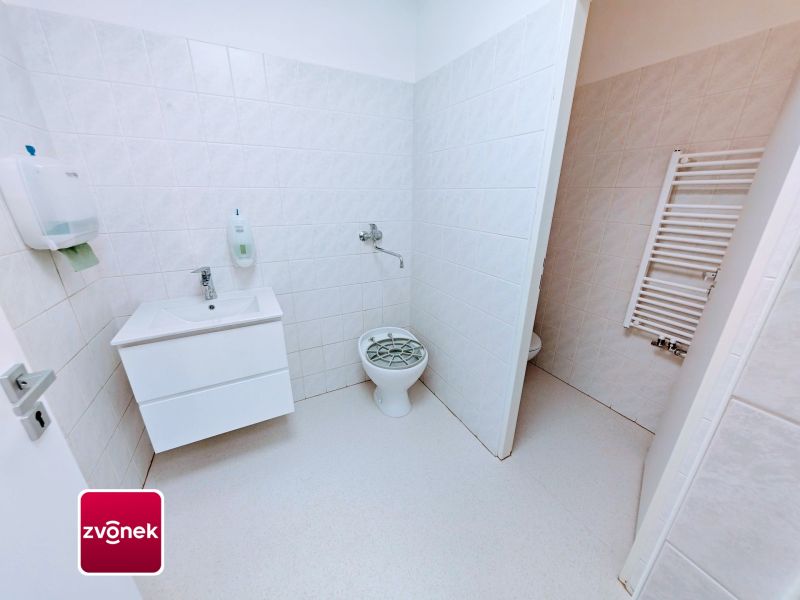 Pronájem nebytových prostor 108 m² + až 4x parkovací stání, ulice Rašínova, Zlín
