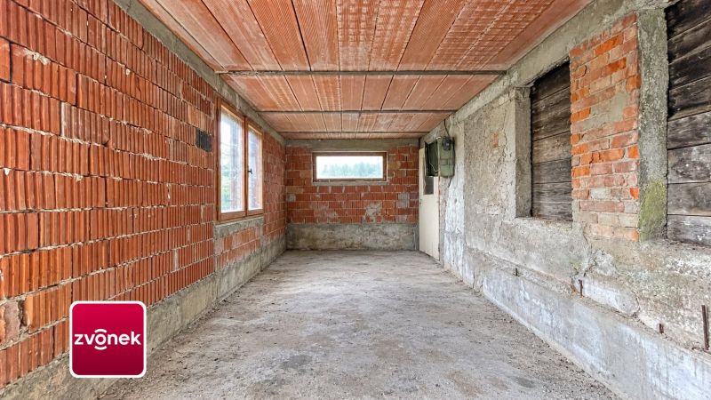 Domek k dokončení s možností rozšíření, pozemkem přes 1 000 m² a nádherným výhledem – Jaroslavice u Zlína