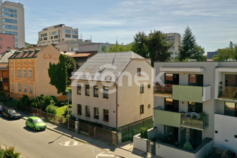 Unikátní byt 4+1 se zahradou, garáží a ateliérem v srdci Zlína – ul. Lešetín