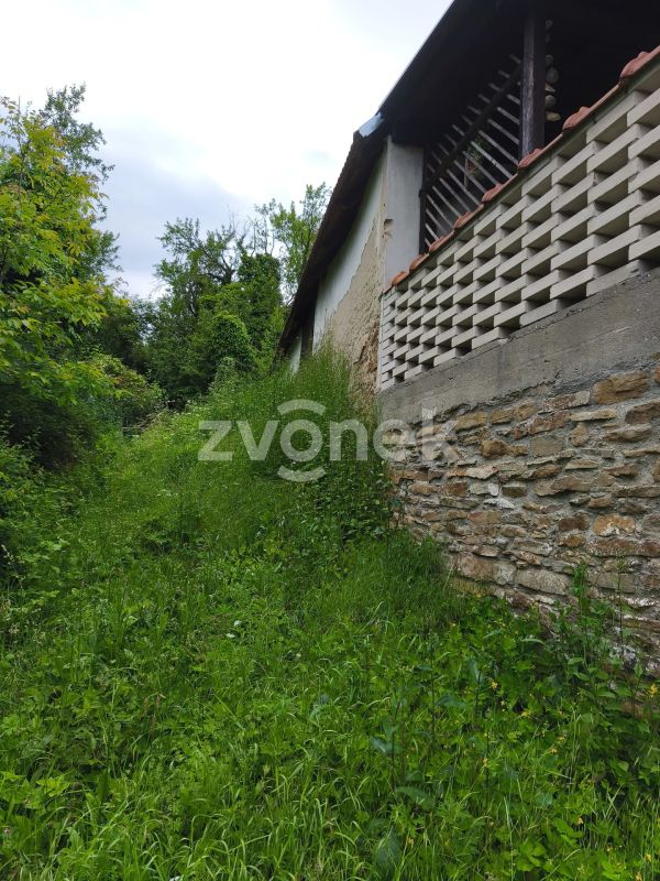 Prodej domu se zahradou, Komňa