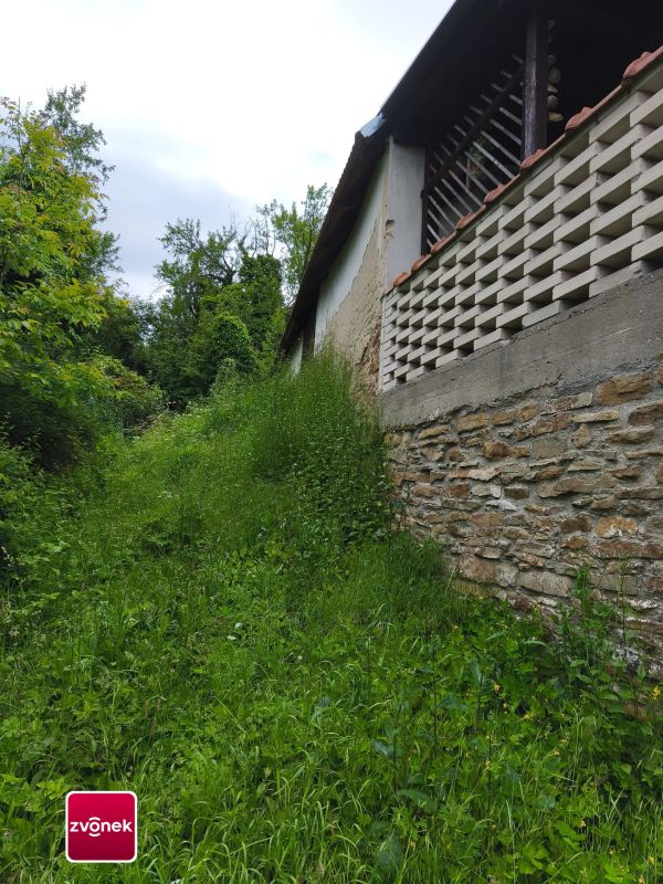 Prodej domu se zahradou, Komňa