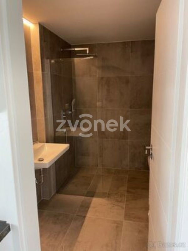 Pronájem luxusního bytu 1+kk s balkonem a možností krytého parkování – Rezidence Sadová, centrum Zlína
