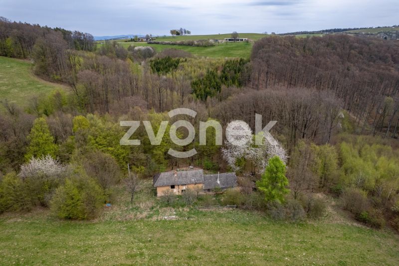 Výjimečný pozemek s domem na samotě u lesa, Březnice u Zlína