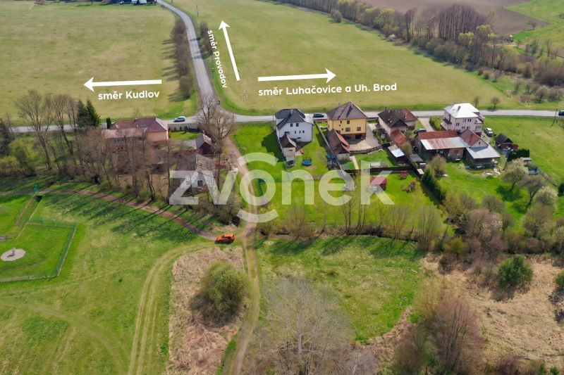 Rovinatý a slunný pozemek pro rodinné bydlení, 600 m², Březůvky