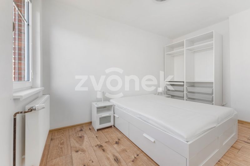 Zrekonstruovaný půldomek s parkováním pro 2 auta