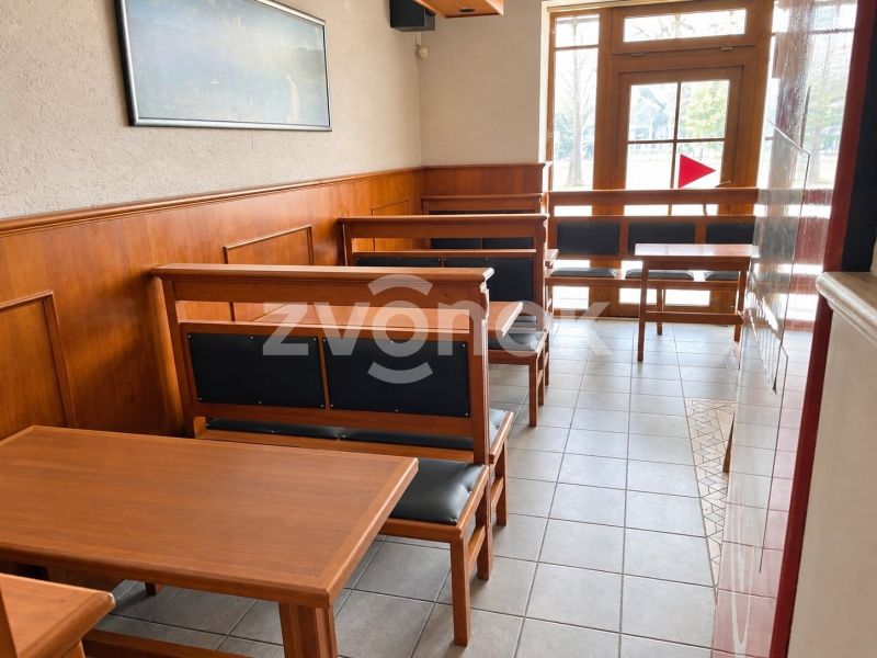 Pronájem vybavené restaurace 165 m² se salonky a sklípkem v Otrokovicích