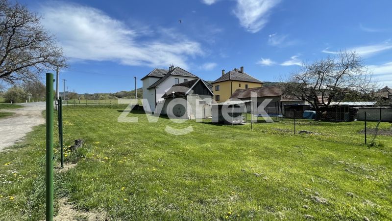 Rovinatý a slunný pozemek pro rodinné bydlení, 600 m², Březůvky