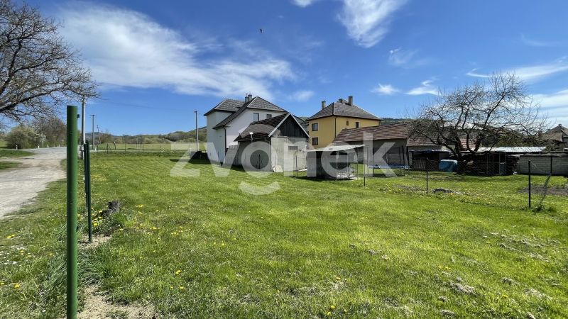 Rovinatý a slunný pozemek pro rodinné bydlení, 600 m², Březůvky