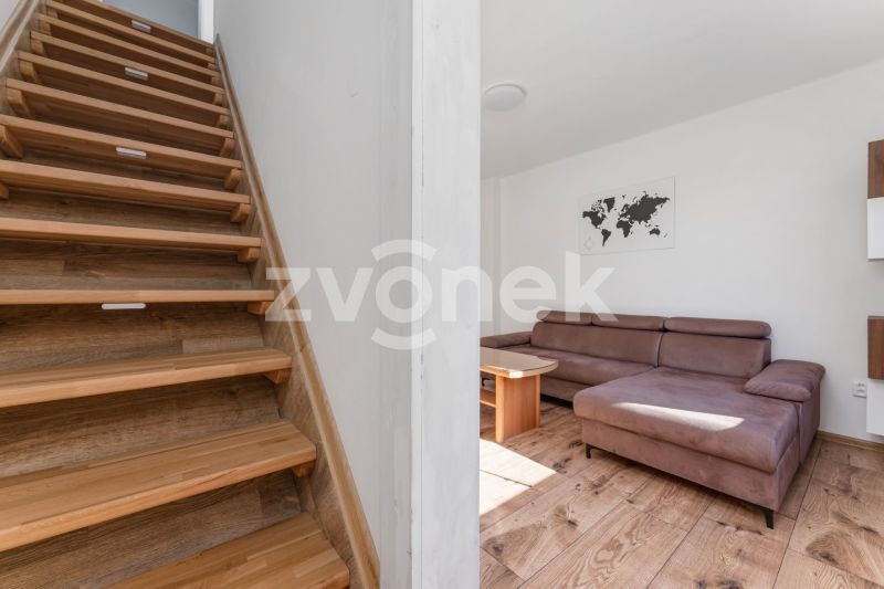 Zrekonstruovaný půldomek s parkováním pro 2 auta