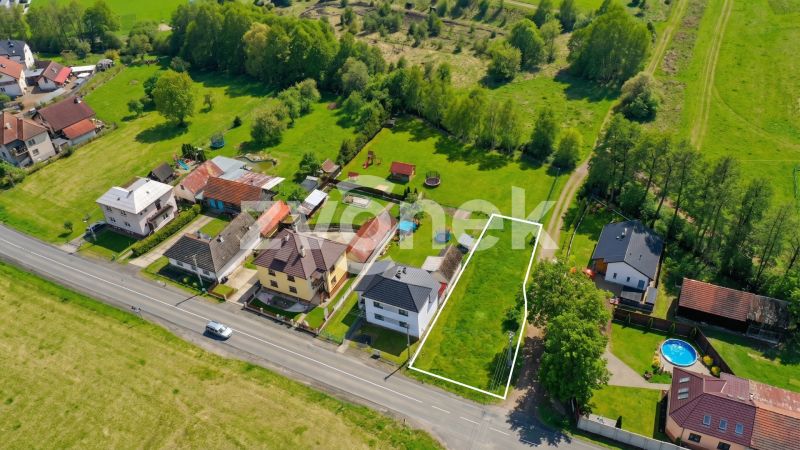 Rovinatý a slunný pozemek pro rodinné bydlení, 600 m², Březůvky
