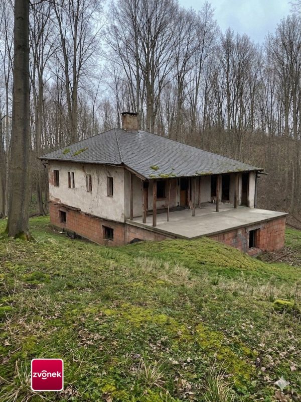 Dvoupodlažní rekreační chata na polosamotě s rozsáhlými pozemky 2,5 ha v Halenkovicích