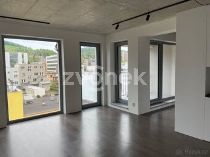 Pronájem luxusního bytu 1+kk s balkonem a možností krytého parkování – Rezidence Sadová, centrum Zlína