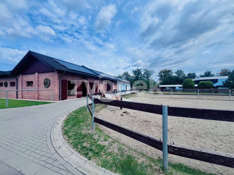 Exkluzivní pozemek určený pro výstavbu rodinného domu  2 044 m²  – Boršice (okres Uherské Hradiště)