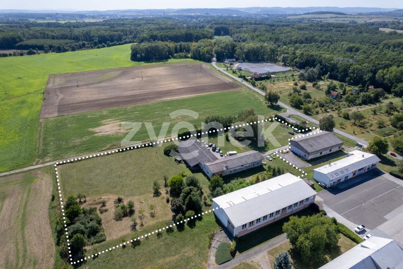 Prodej areálu s pozemkem 12 000 m², kancelářskou budovou a skladovou halou – Plešovec