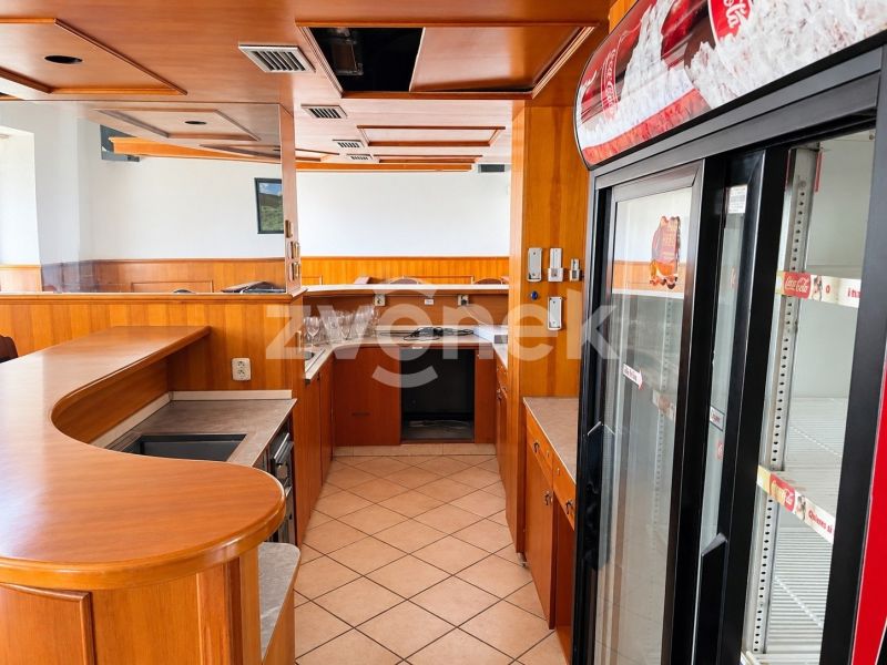 Pronájem vybavené restaurace 165 m² se salonky a sklípkem v Otrokovicích