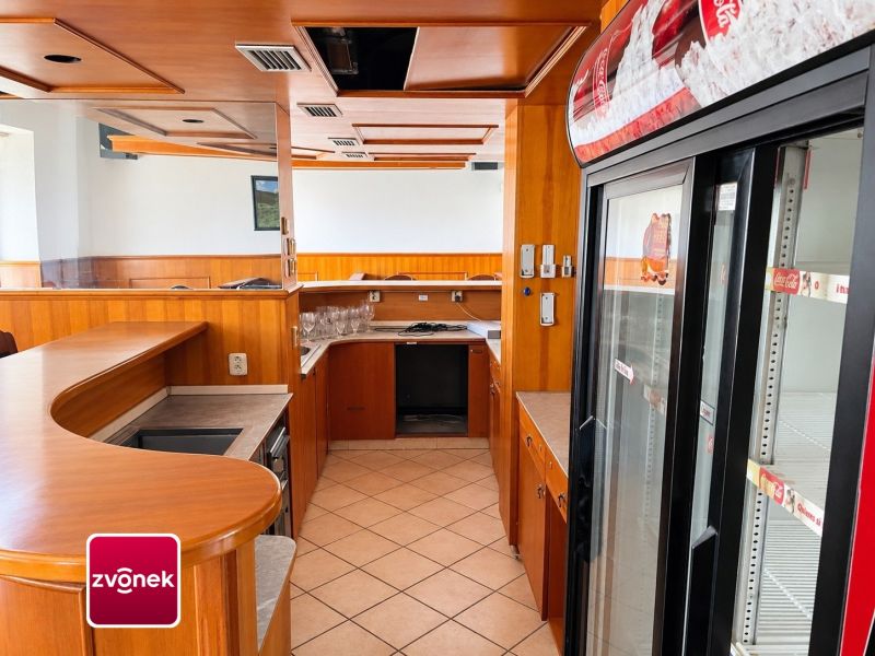 Pronájem vybavené restaurace 165 m² se salonky a sklípkem v Otrokovicích