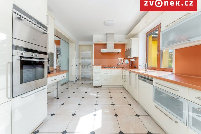 Nadstandardní vila Hranice, 7+1, 540m2 užitná plocha