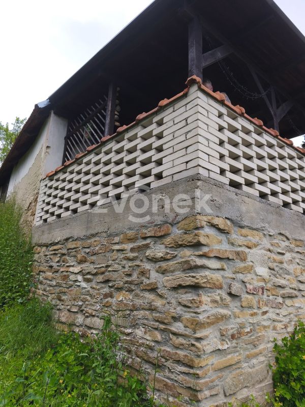 Prodej domu se zahradou, Komňa