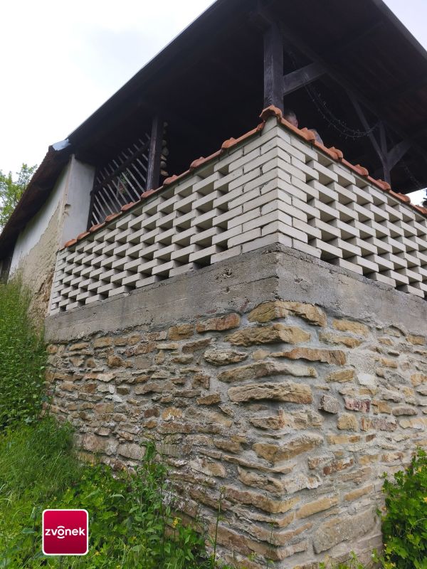 Prodej domu se zahradou, Komňa
