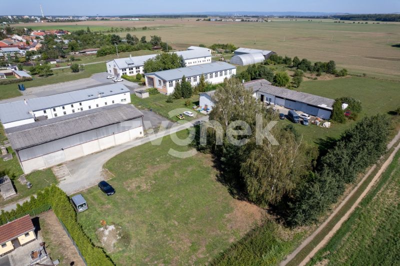 Prodej areálu s pozemkem 12 000 m², kancelářskou budovou a skladovou halou – Plešovec