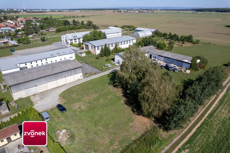 Prodej areálu s pozemkem 12 000 m², kancelářskou budovou a skladovou halou – Plešovec