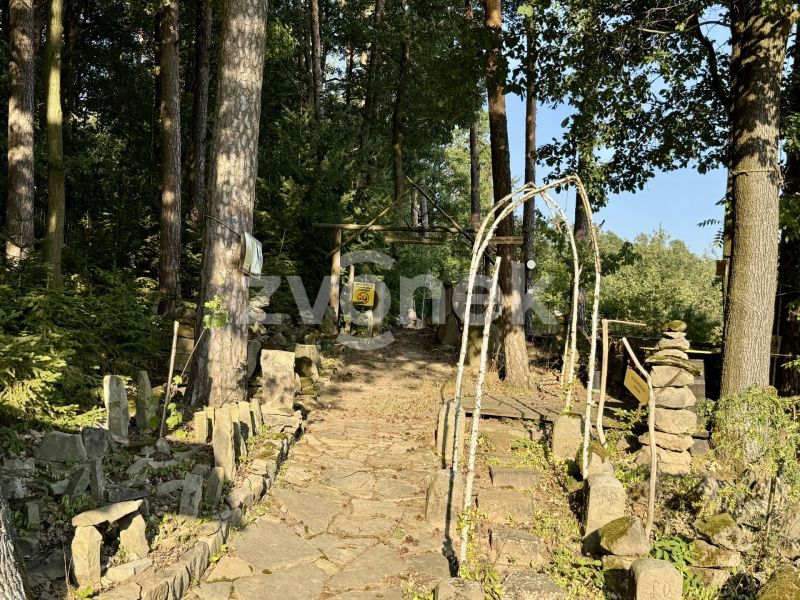 Celoročně obyvatelná chata v dosahu MHD - Velíková s velkou zahradou a lesem, s překrásným výhledem do okolí