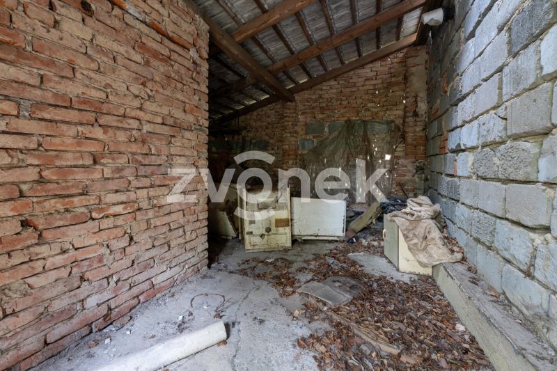 Výjimečný pozemek s domem na samotě u lesa, Březnice u Zlína