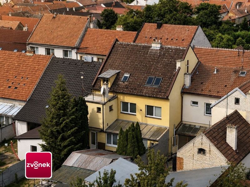 Prodej prostorného rodinného domu s garáží, terasou a zahradou - Ostrožská Nová Ves, ul. Nová