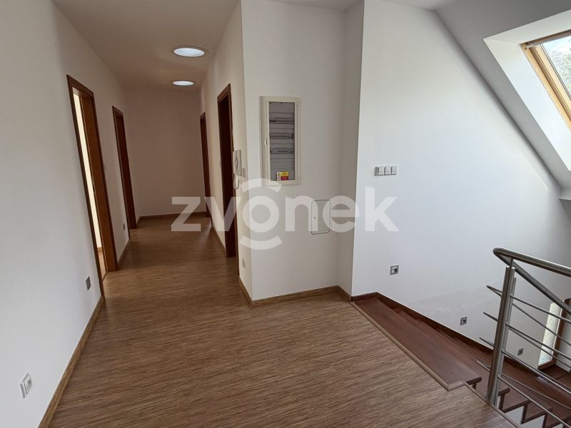 Pronájem prostorného rodinného domu 5+1 se zahradou a dvojgaráží, Luhačovice