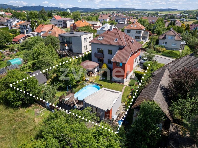 Vícegenerační rodinné sídlo s bazénem a samostatnou zahradní kanceláří – Kostelec