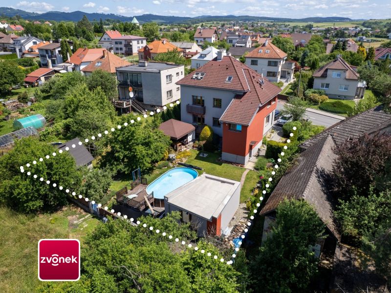 Velký rodinný dům s bazénem, samostatným bytem a kanceláří v Kostelci