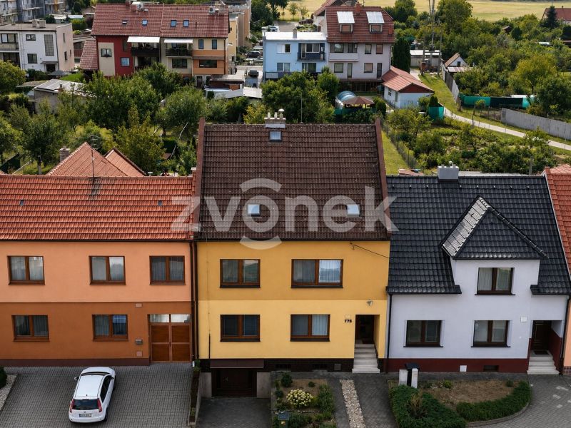 Prodej prostorného rodinného domu s garáží, terasou a zahradou - Ostrožská Nová Ves, ul. Nová