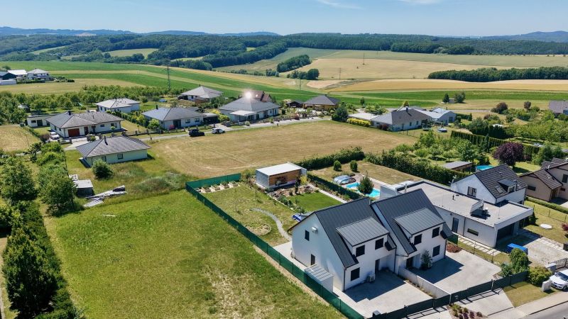 Prodej stavebního pozemku 1 058 m², Hvozdná – ulice Zahradní
