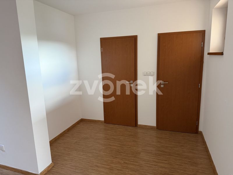 Pronájem prostorného rodinného domu 5+1 se zahradou a dvojgaráží, Luhačovice