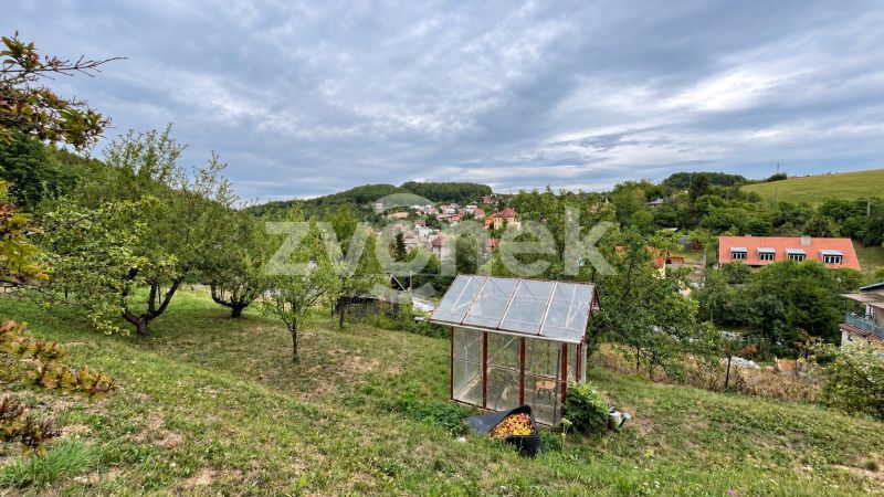 Domek k dokončení s možností rozšíření, pozemkem přes 1 000 m² a nádherným výhledem – Jaroslavice u Zlína
